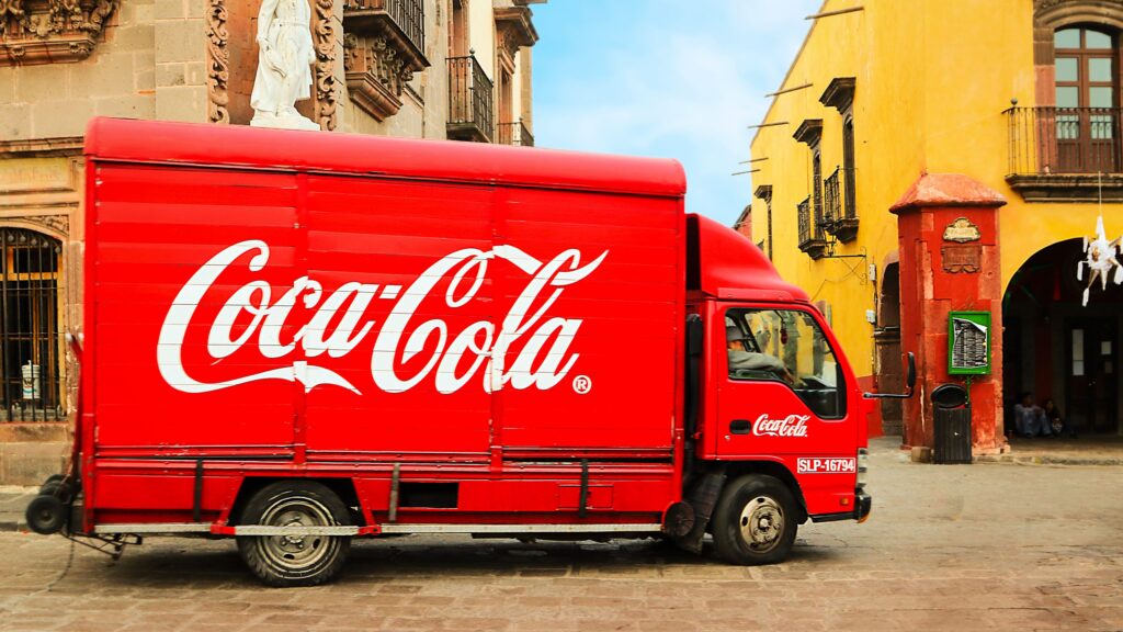 Processo seletivo da Coca-Cola oferta quase 200 vagas ao redor do Brasil; há cargos que não exigem experiência e pagam altos salários!