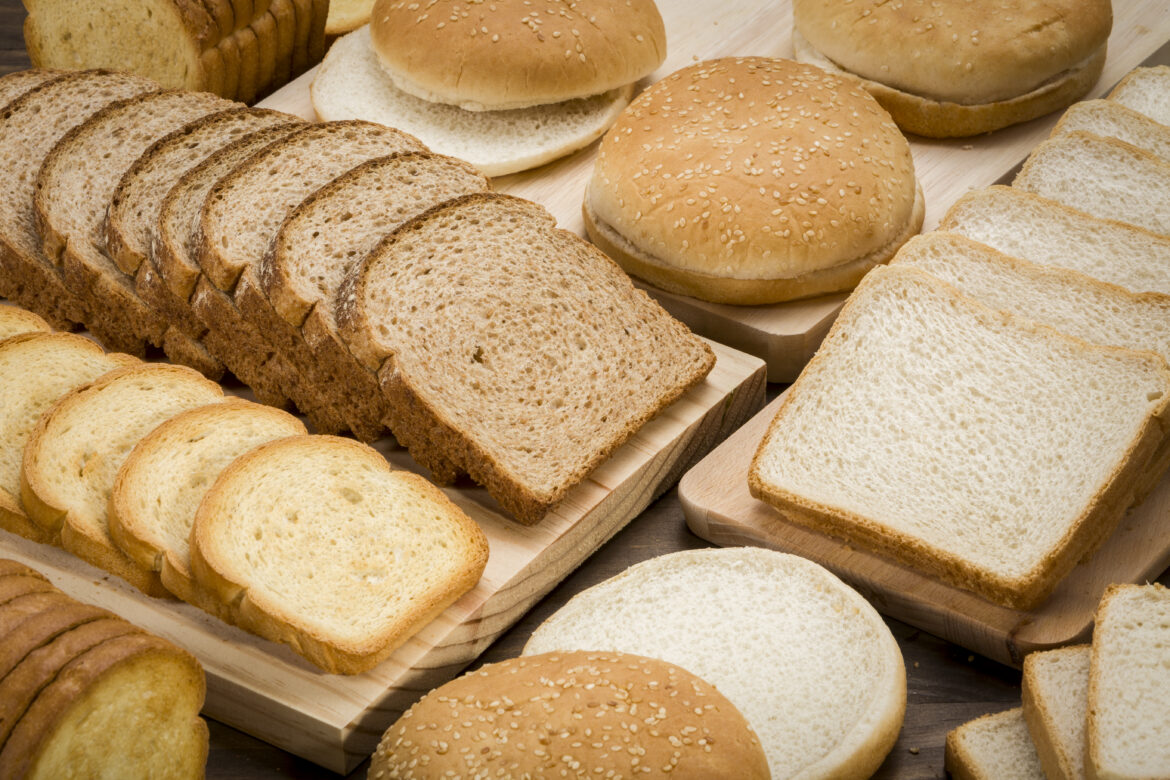 Estudo da Proteste revela teores de álcool em pães de forma de marcas populares e levanta questões sobre segurança alimentar no Brasil.