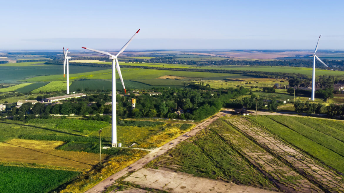 A Sudene aprovou novos financiamentos para os parques eólicos em Canudos, Bahia, totalizando investimentos milionários em energia renovável.