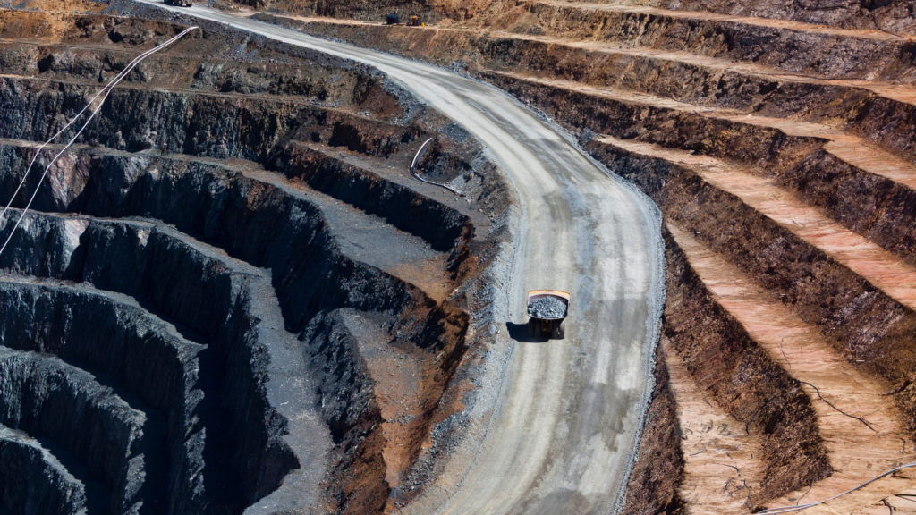 Com investimentos bilionários, o projeto de terras raras inclui duas fases: uma unidade de concentrado mineral e uma planta de separação.