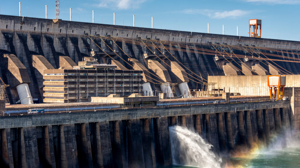 A Usina Hidrelétrica de Itaipu, localizada no rio Paraná entre Brasil e Paraguai, é a segunda maior do mundo em produção de energia.