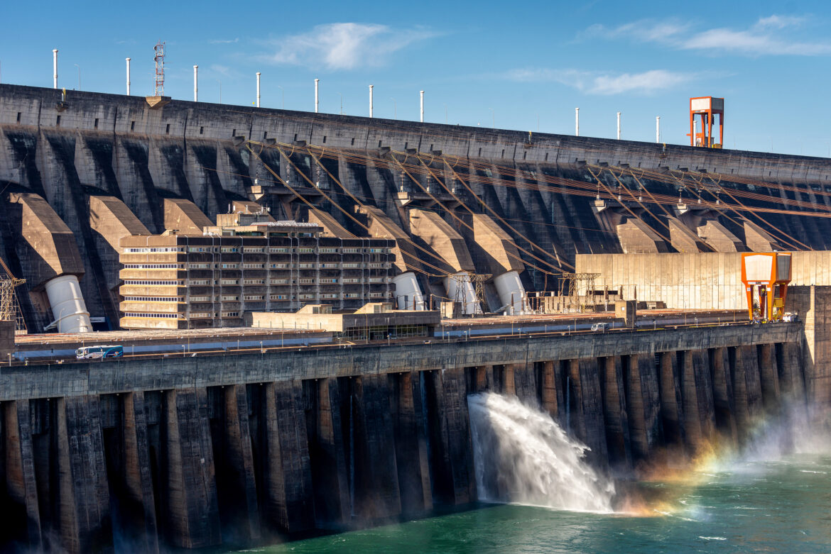 A Usina Hidrelétrica de Itaipu, localizada no rio Paraná entre Brasil e Paraguai, é a segunda maior do mundo em produção de energia.