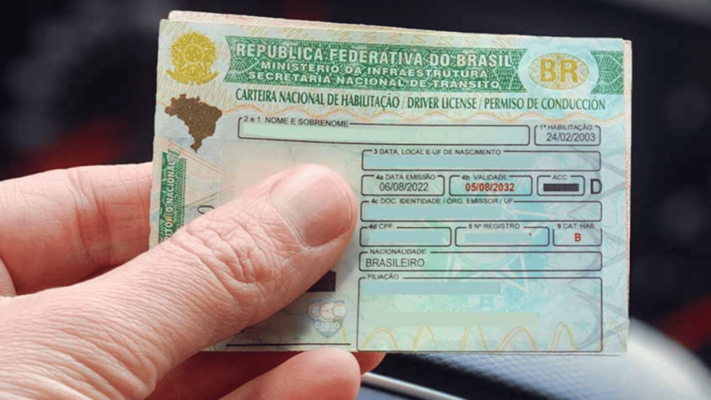 Programa CNH Social oferece habilitação gratuita em 13 estados brasileiros, facilitando o acesso para pessoas de baixa renda.