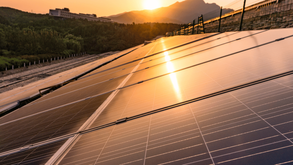 ArcelorMittal e Atlas Renewable Energy anunciam investimento de R$ 1 bilhão em planta solar em Paracatu, gerando 930 empregos diretos.