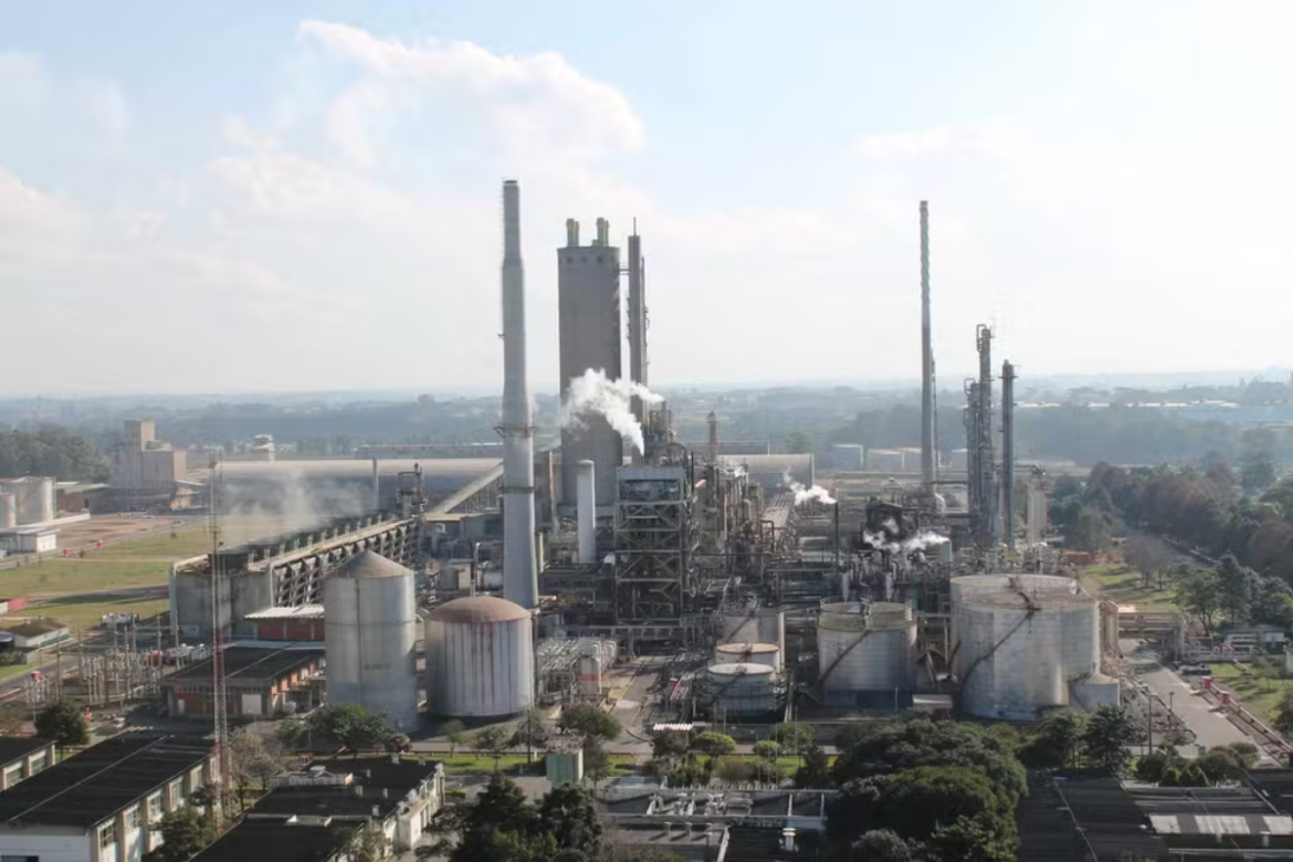 Petrobras anuncia investimento de R$ 870 milhões na fábrica de fertilizantes ANSA e R$ 3,2 bilhões na Refinaria Repar.