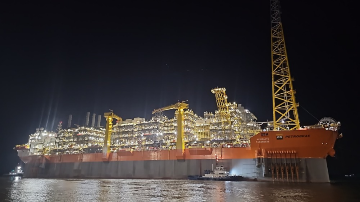 O FPSO Almirante Tamandaré partiu da China rumo ao campo de Búzios, no Brasil, com capacidade de produzir 225 mil barris de óleo por dia.