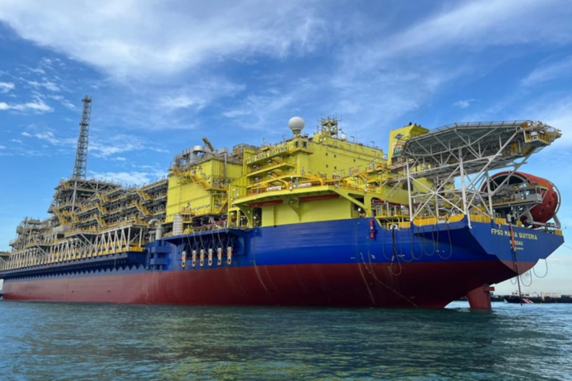 FPSO Maria Quitéria chega ao Brasil, antecipando operação para 2024, com tecnologia avançada e foco em redução de emissões.