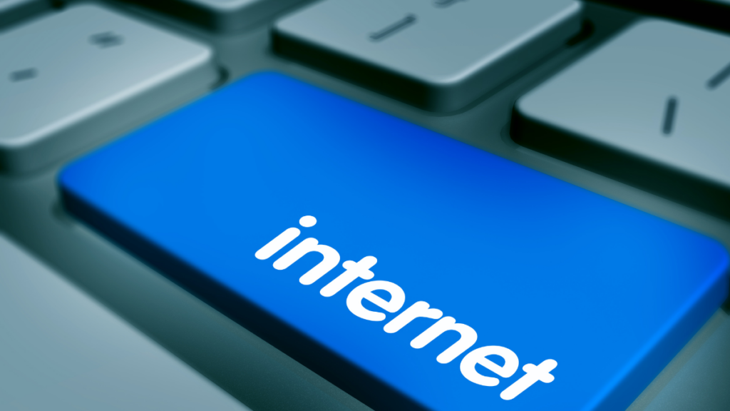 Brasil lidera ranking global de internet fixa, superando países como Suíça e Canadá, com velocidades de download superiores a 340 Mb/s.