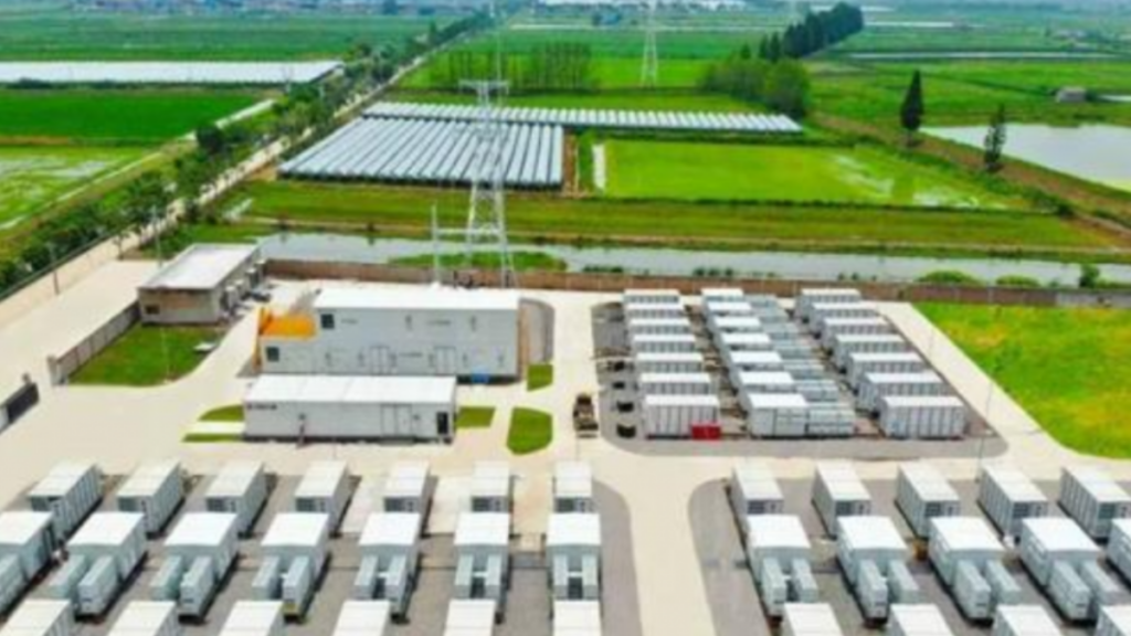 A maior bateria de sódio do mundo, com 100 MWh, está em operação na China, fornecendo energia para 12.000 casas diariamente.