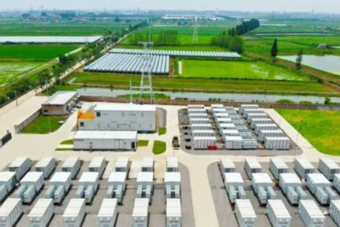 A maior bateria de sódio do mundo, com 100 MWh, está em operação na China, fornecendo energia para 12.000 casas diariamente.