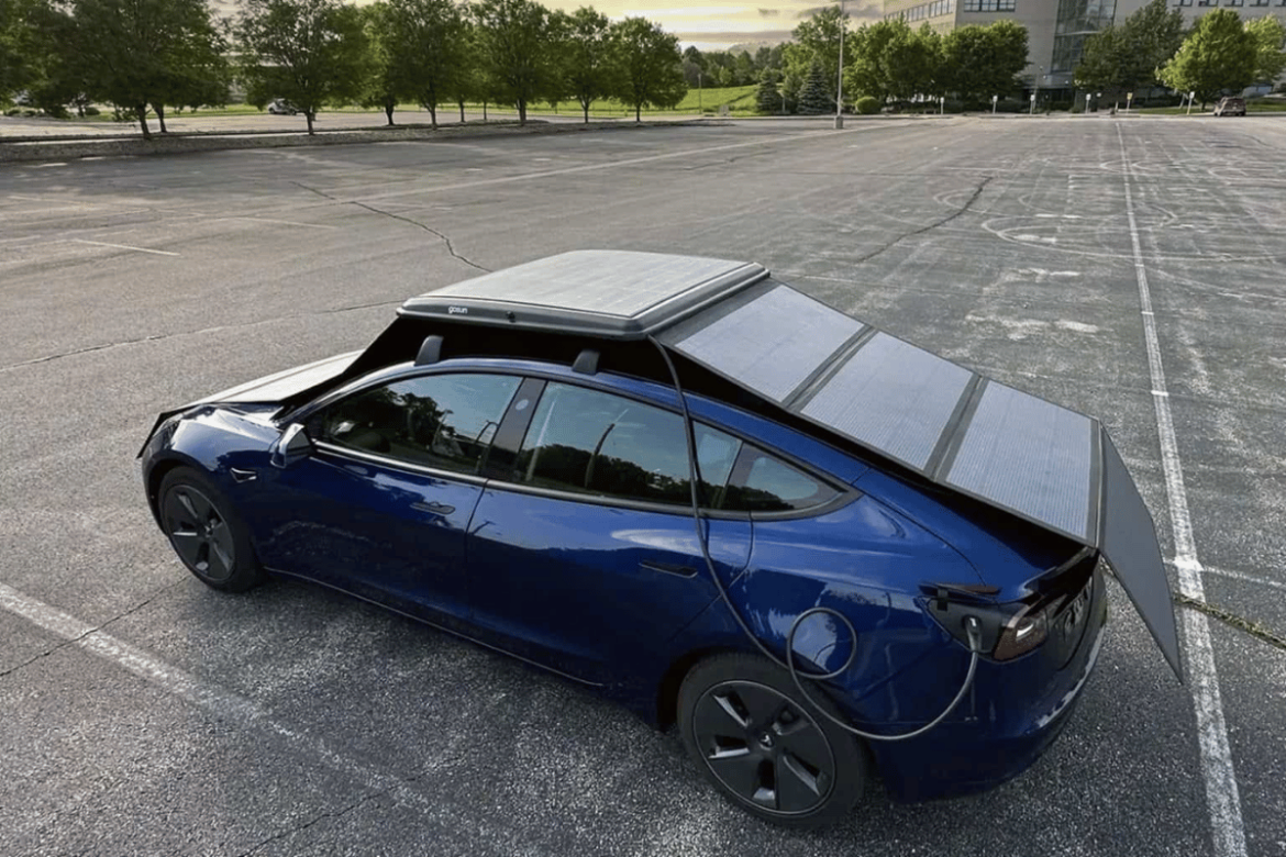 GoSun lança carregador solar portátil que permite recarregar carros elétricos em qualquer lugar utilizando energia solar.