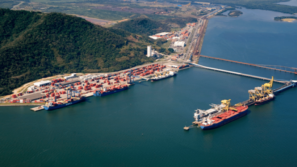 Porto de Itaguaí recebe navio de 366 metros pela primeira vez, marcando uma operação histórica e destacando sua infraestrutura de ponta.