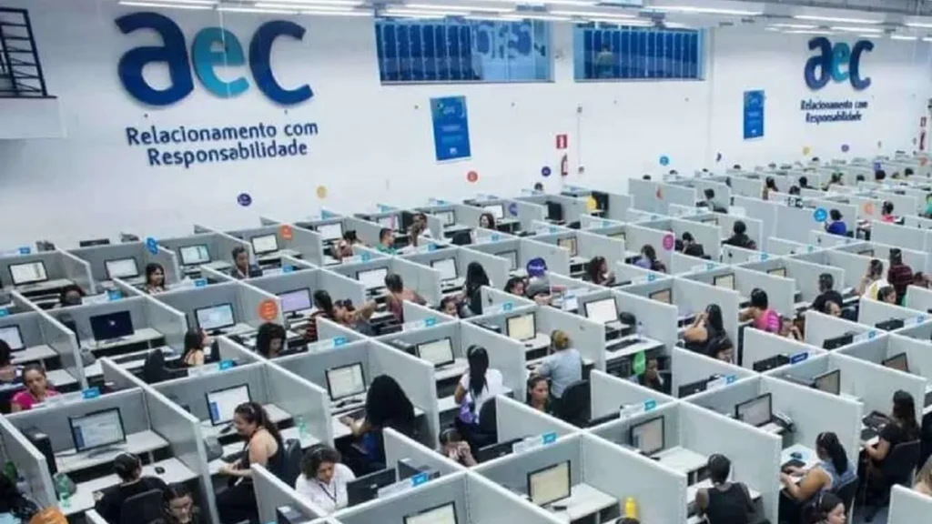 Empresa de telemarketing AeC abre mais de 200 vagas de emprego no setor de call center