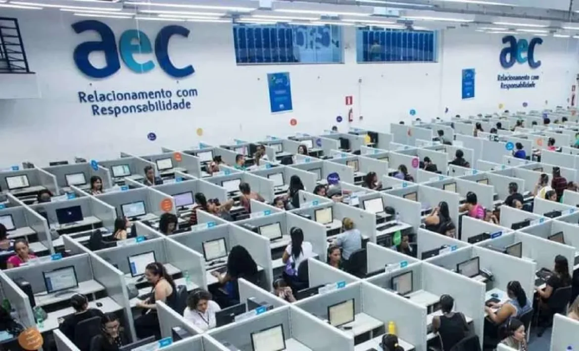 Empresa de telemarketing AeC abre mais de 200 vagas de emprego no setor de call center