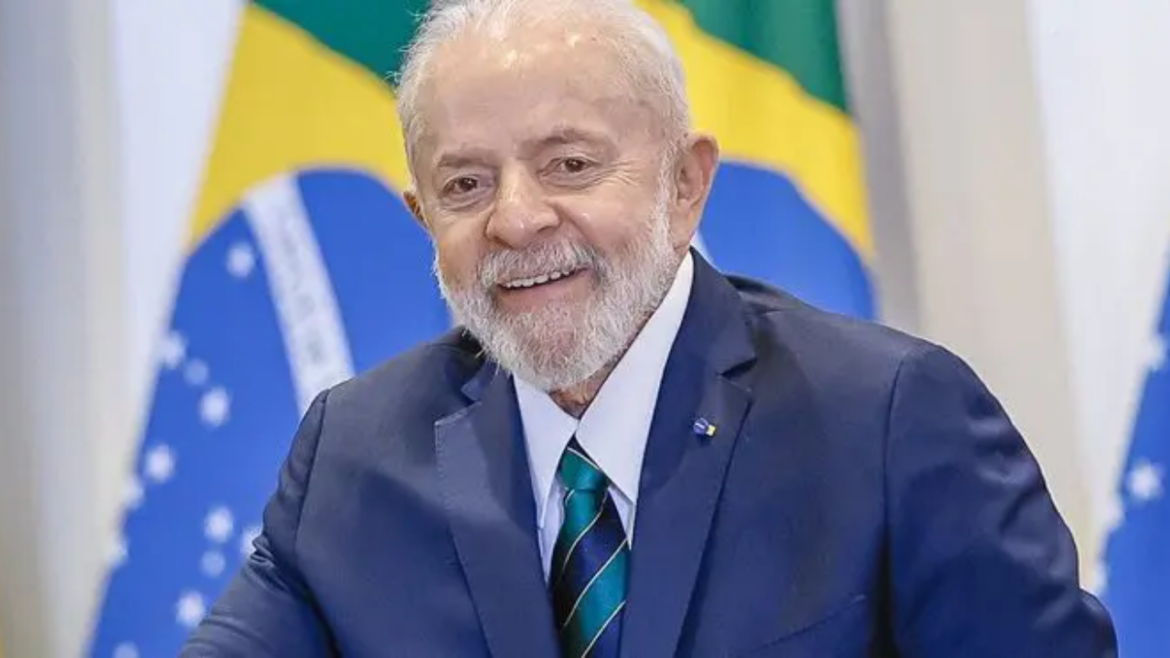 O presidente Lula criticou a venda de empresas estatais, questionando os benefícios para a sociedade e defendendo o papel da Petrobras.