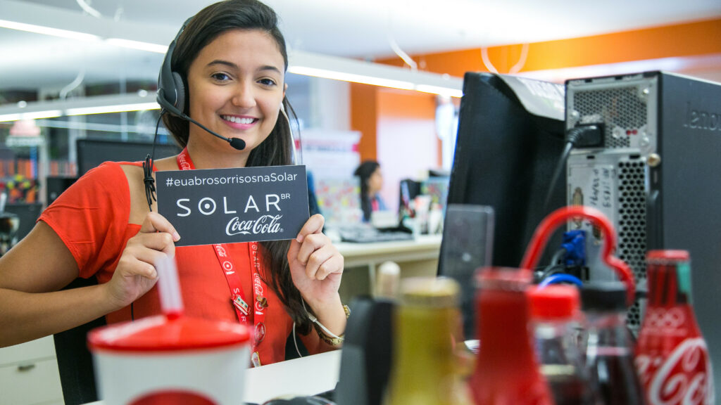 Solar Coca-Cola está selecionando pessoas de nível médio, técnico e sem experiência para ocupar mais de 300 vagas ao redor do Brasil