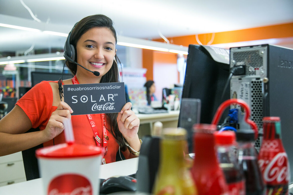 Solar Coca-Cola está selecionando pessoas de nível médio, técnico e sem experiência para ocupar mais de 300 vagas ao redor do Brasil