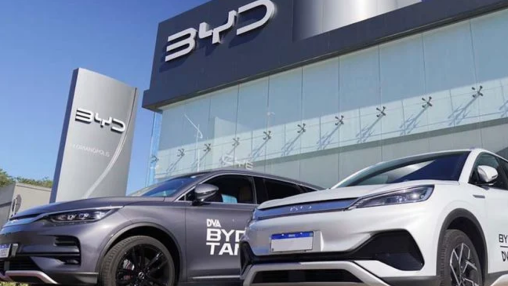 A BYD vai inaugurar sua fábrica de carros elétricos na Bahia em outubro, com investimento bilionário e previsão de 10 mil empregos.