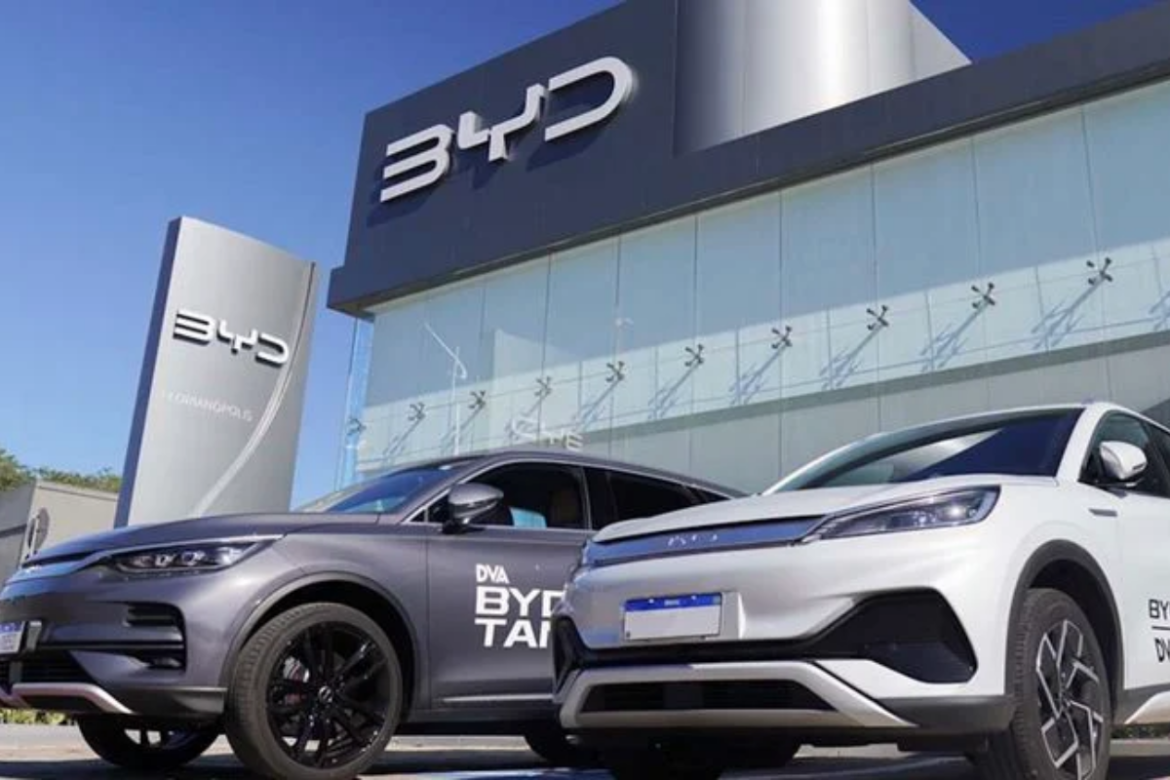 A BYD vai inaugurar sua fábrica de carros elétricos na Bahia em outubro, com investimento bilionário e previsão de 10 mil empregos.