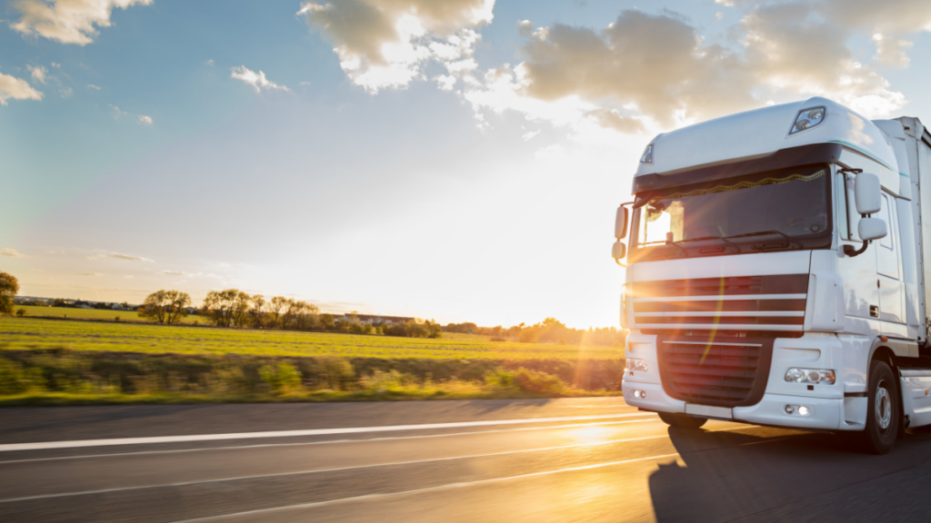 O Governo Federal investe quase R$1 bilhão em obras na Dutra, visando melhorar o transporte de cargas e infraestrutura rodoviária.