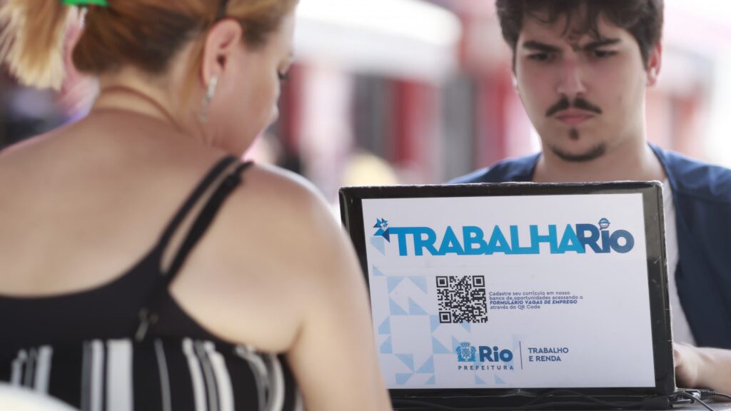 Prefeitura do RJ abre seletivo com mais de 2.500 vagas abertas para pessoas com e sem experiência