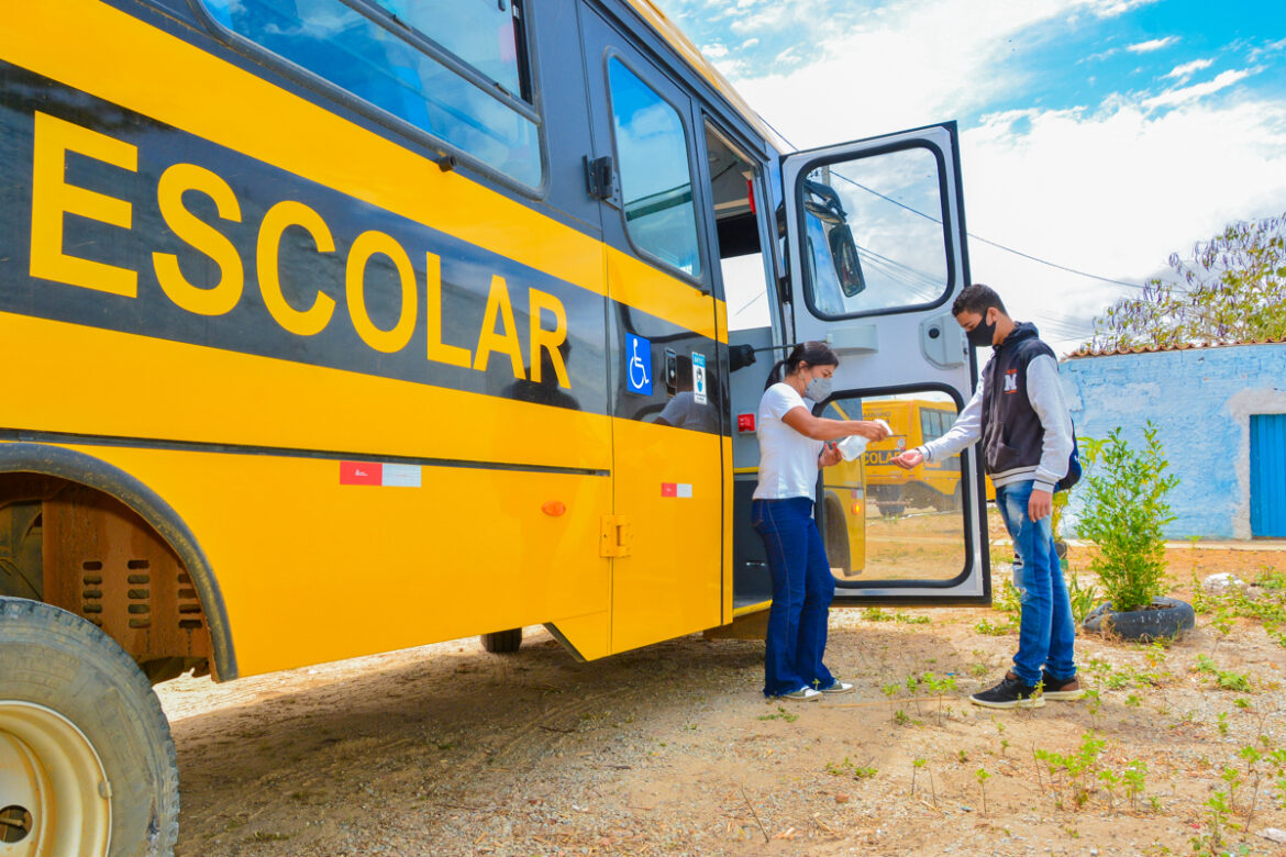 Nova lei nacional obriga veículos de transporte escolar a adotarem retrovisores adequados, visando maior segurança para motoristas e estudantes.