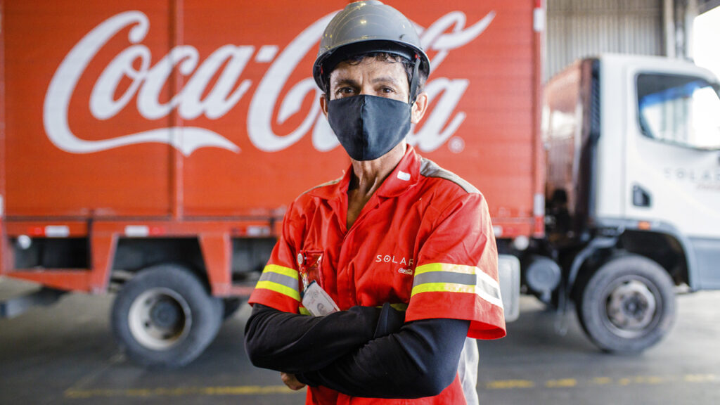 Solar Coca-Cola abre oportunidades para pessoas de todo o Brasil; remuneração de até R$ 5 mil e vagas para pessoas de nivel fundamental, médio e superior