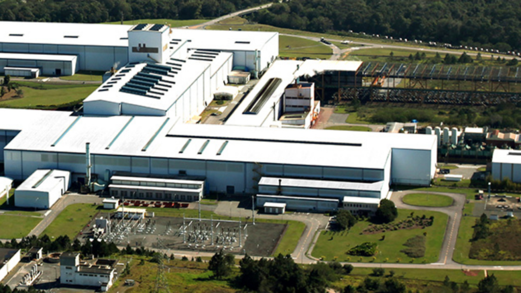 ArcelorMittal faz investimento bilionário na expansão de sua fábrica em SC, aumentando a capacidade de produção e inovando para o mercado de energia renovável.