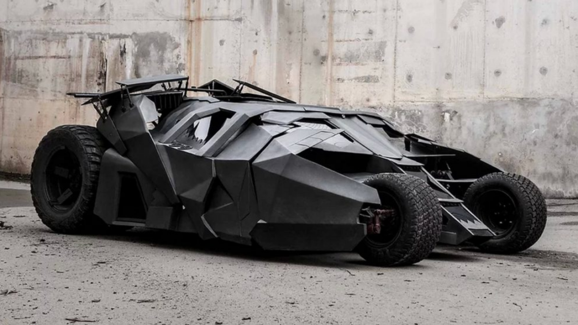 Custando cerca de R$ 17 milhões, o carro do Batman possui um motor LS3 V8 de 6,2 litros da GM e uma potência impressionante de 525 cv.