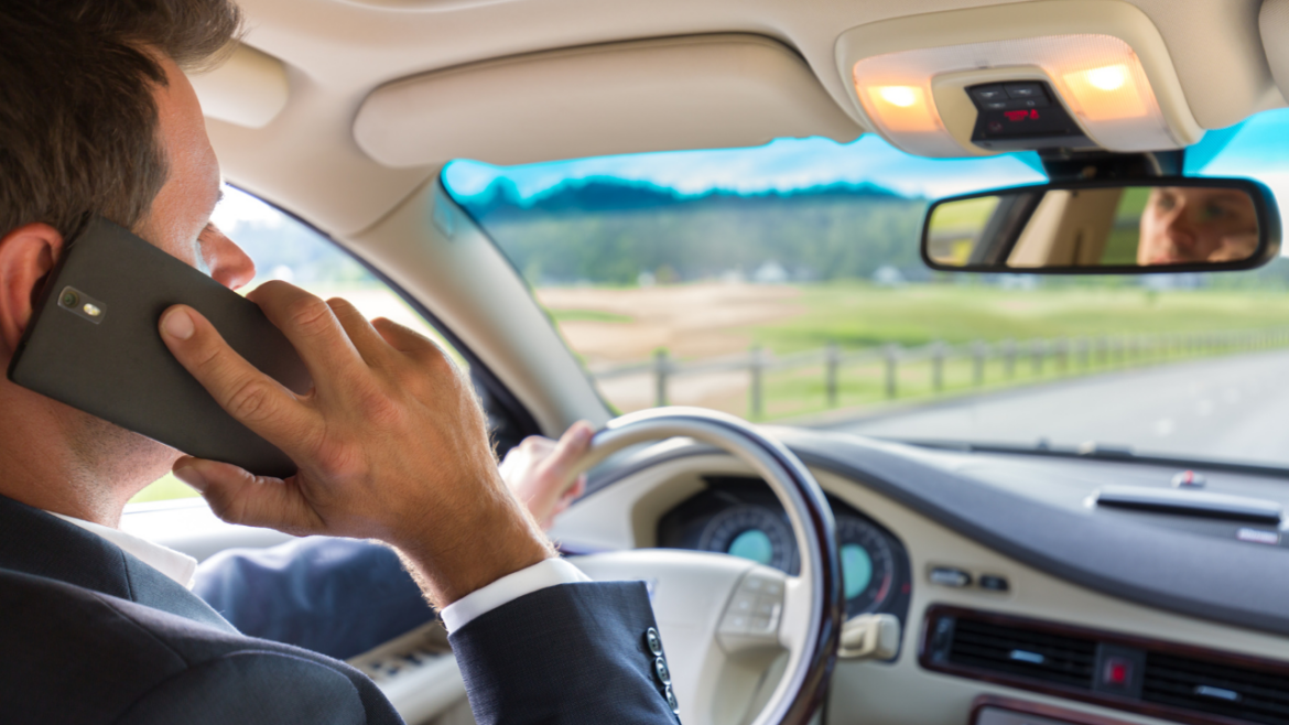 Radares inteligentes em SP e Curitiba agora detectam motoristas usando celular, aumentando a segurança no trânsito e fiscalizando infrações automaticamente.