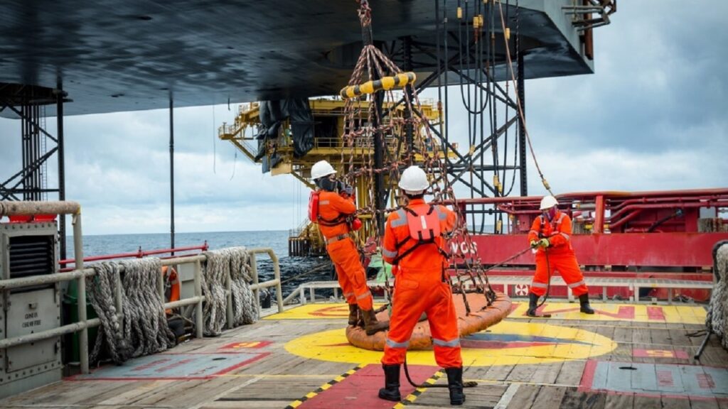 Engeman abre processo seletivo com centenas de vagas offshore para assistente administrativo, auxiliar de limpeza offshore, soldador, eletricista e outras funções