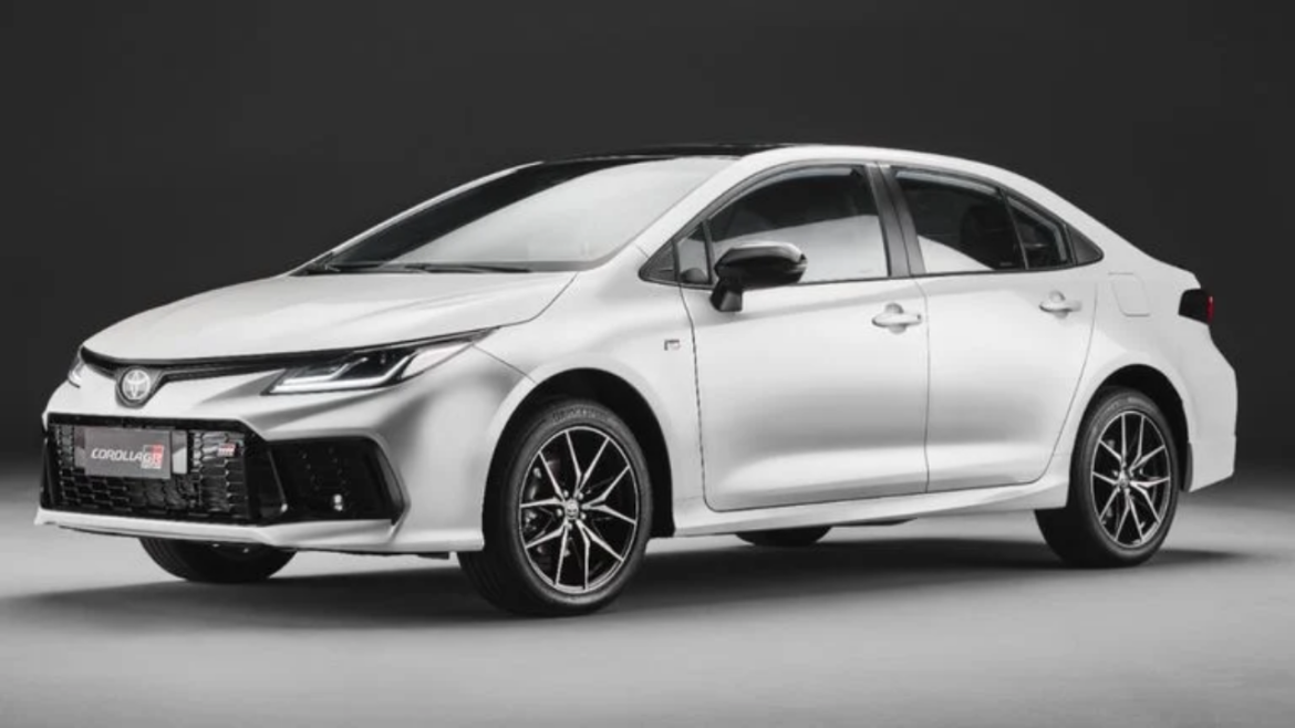 Toyota Corolla 2025 chega com novidades em design, tecnologia e desempenho, mantendo sua liderança no segmento de carros sedãs médios.