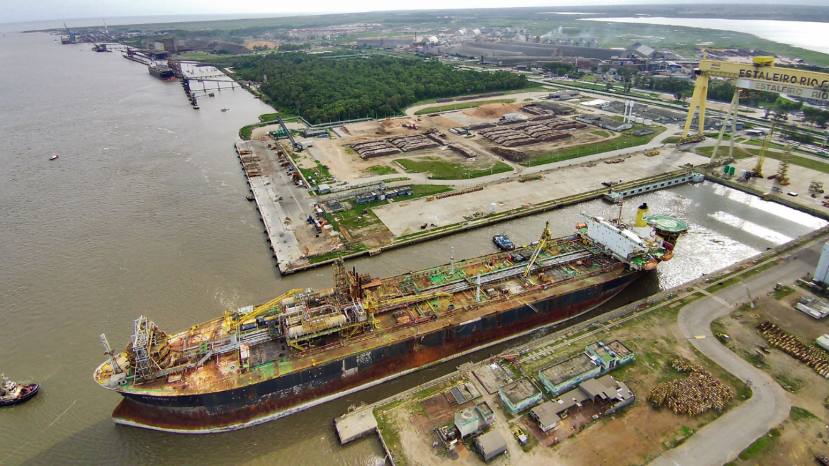 Transpetro firma contrato para construção de quatro navios no Estaleiro Rio Grande, gerando mil vagas e impulsionando a indústria naval.