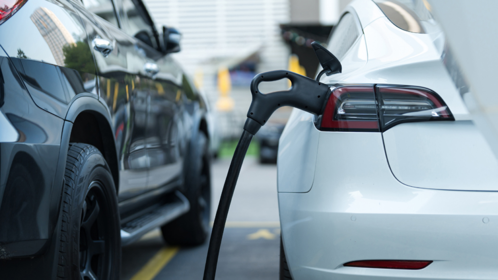 Estados brasileiros criam regras diferentes para isenção do IPVA de veículos elétricos e híbridos, gerando disputa fiscal e incertezas.